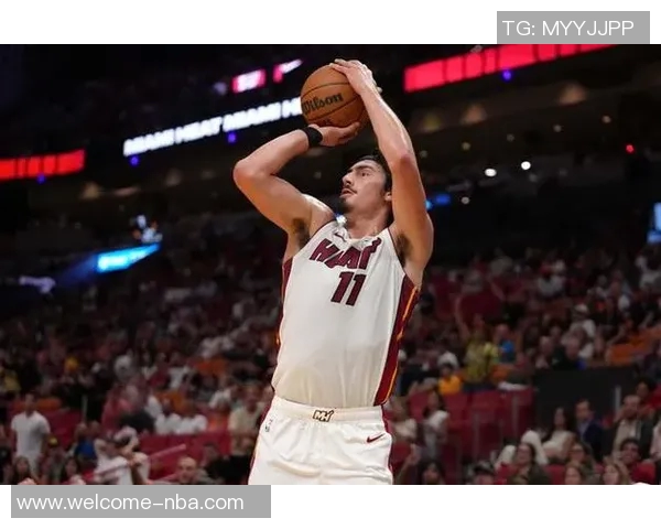 哈克斯强调下半场开局需全力进攻保持领先优势 哈克斯强调下半场开局需全力进攻保持领先优势