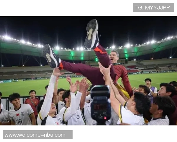 安东尼奥半决赛后狂欢庆祝站桌挥拳展现激情与力量