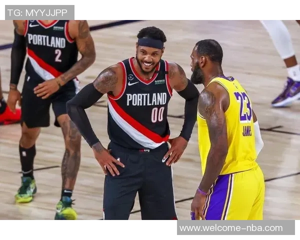 全明星赛场边詹姆斯与韦德亲密互动击掌拥抱引发球迷热议